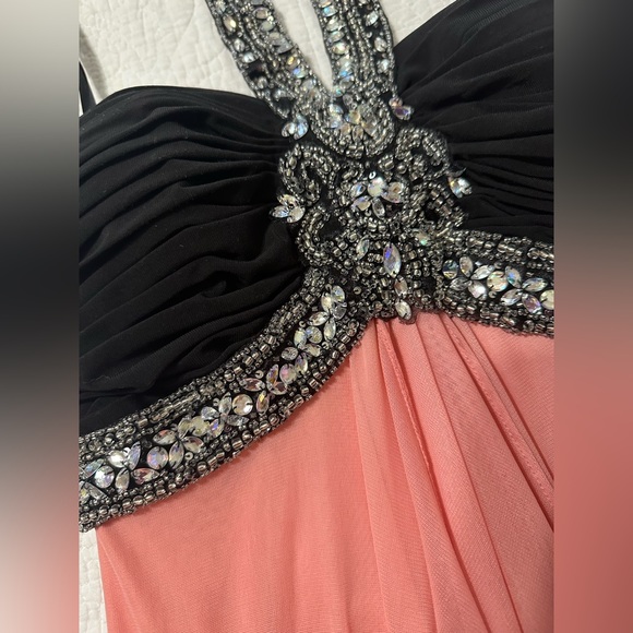 Formal long coral dress 🍑 with jewels detailing . Halter top 👗 - Picture 7 of 8